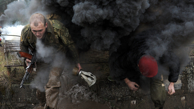 חיילים בבלרוס עוברים מבחן סיבולת. אלה שעוברים בהצלחה את המבחן מקבלים כומתה בצבע בורדו שמשמעותה שהם משתייכים לכוחות העילית של משרד הפנים (צילום: AFP) (צילום: AFP)