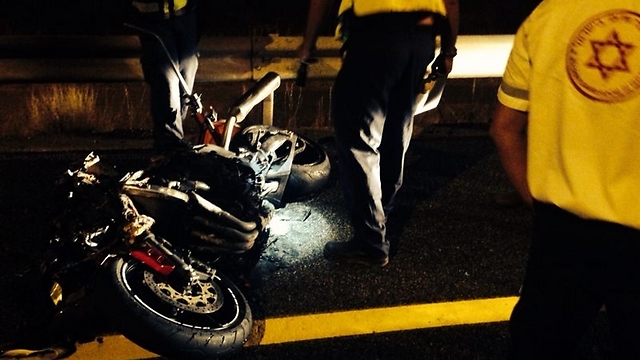 תאונת האופנוע הלילה. רוכב האופנוע נהרג במקום (צילום: באדיבות מד"א) (צילום: באדיבות מד