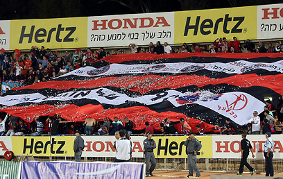 גם הקהל של הפועל חיפה לא נשאר חייב... (צילום: עוז מועלם) (צילום: עוז מועלם)