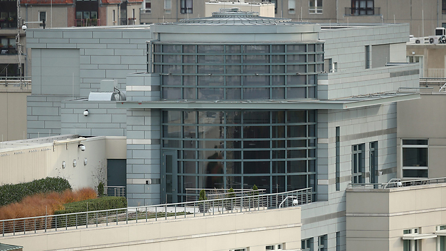 מתקן הריגול לכאורה שבנוי על גג השגרירות האמריקנית (צילום: גטי אימג'ס) (צילום: גטי אימג'ס)
