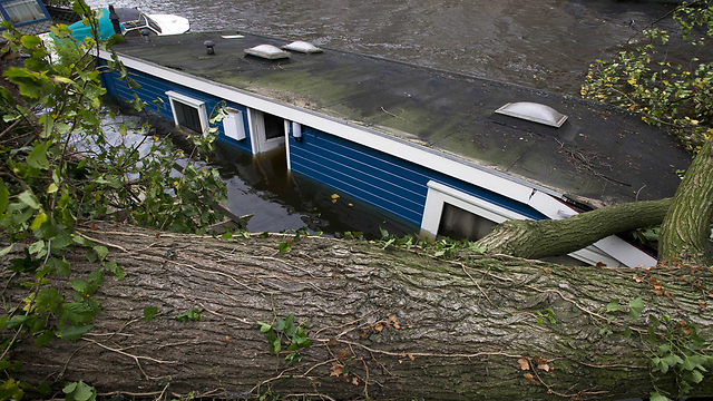 נזקי הסופה בהולנד (צילום: EPA) (צילום: EPA)
