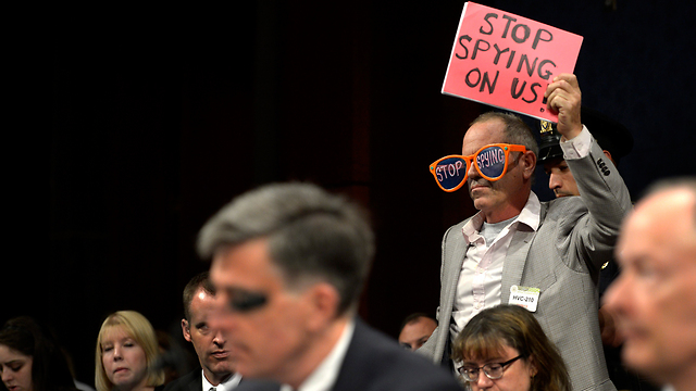 "הפסיקו לרגל אחרינו", מחאה בוועדה בבית הנבחרים (צילום: EPA) (צילום: EPA)