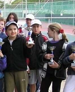 קרצב לאחר שזכה באליפות ישראל עד גיל 12 (צילום: פייסבוק)