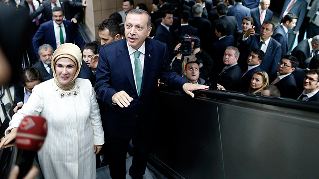 שואף לחבר את טורקיה שוב באופן עמוק לשורשיה הדתיים. ארדואן ורעייתו אמינה (צילום: EPA) (צילום: EPA)
