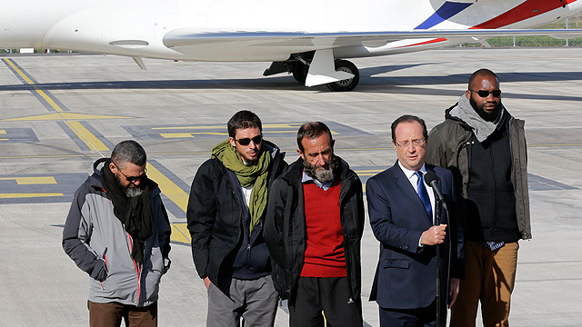 25 מיליון אירו שולמו תמורת שחרור החטופים? הנשיא הולנד עם הארבעה (צילום: רויטרס) (צילום: רויטרס)