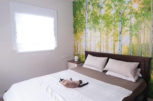טפט בדוגמת יער אירופאי בחדר השינה (צילום: אביבית וויסמן) (צילום: אביבית וויסמן)