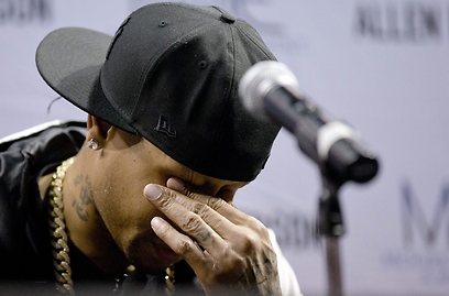 אייברסון ממרר בבכי במהלך מסיבת העיתונאים (צילום: AP) (צילום: AP)