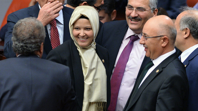 גם נורצ'אן דלבודאקי הגיעה בכיסוי ראש לפרלמנט (צילום: AP) (צילום: AP)
