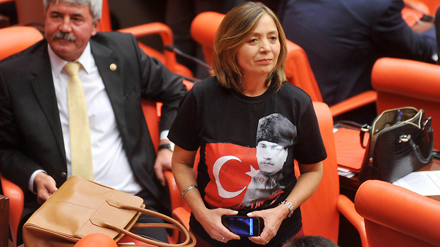 מחאה מאופקת. דילק אקאגון מהאופוזיציה עם חולצה ובה דגל טורקיה ותמונה של אטאטורק (צילום: AFP) (צילום: AFP)