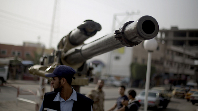 התותח הוצב על ידי חמאס בכניסה לעיר דיר אל-בלח (צילום: AFP) (צילום: AFP)