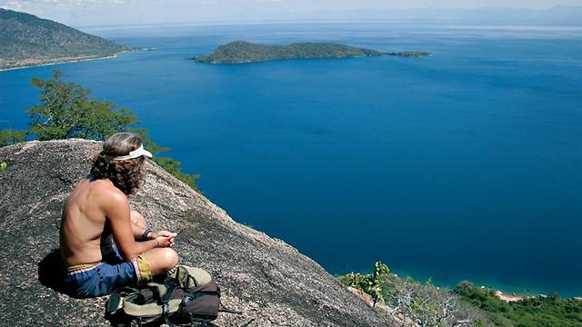גם בע"ח, גם איים יפהפיים. מטייל באגם מלאווי (צילום: Shutterstock) (צילום: Shutterstock)