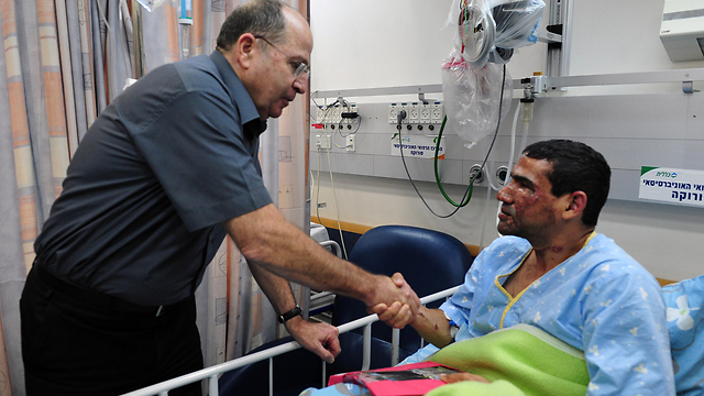 Ya'alon with injured soldier (Photo: Ariel Hermoni, Defense Ministry)