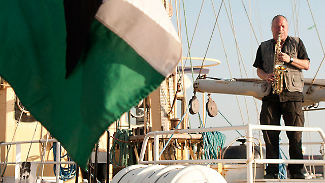 מבקש להיכנס לישראל. דרור פיילר על ספינה לעזה (צילום: AFP) (צילום: AFP)