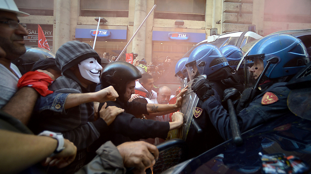מפגינים ברומא מתעמתים עם כוחות משטרה במהלך הפגנה למען דיור בר השגה בעיר הבירה האיטלקית (צילום: AFP) (צילום: AFP)