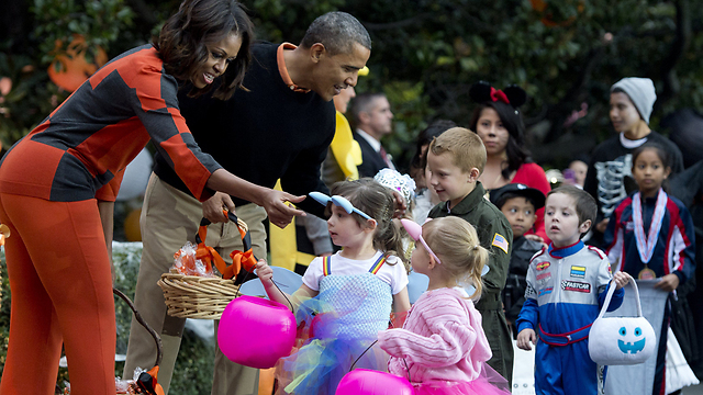 גם משפחת אובמה חגגה את ליל כל הקדושים וחילקה ממתקים לילדים בבית הלבן (צילום: AFP) (צילום: AFP)