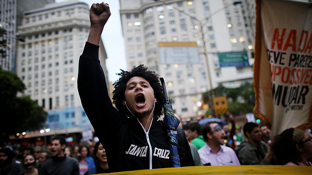 מפגינים בריו דה ז'ניירו צועדים במרכז העיר במחאה על האלימות המשטרתית, השחיתות והשירותים הציבוריים הירודים (צילום: גטי אימג'בנק) (צילום: גטי אימג'בנק)