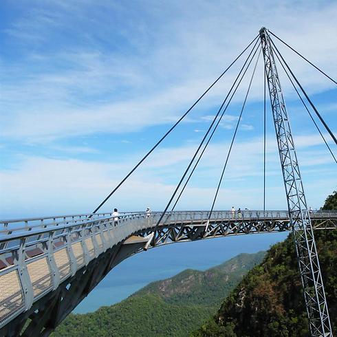 כה גדול ולכן נבנה על הקרקע. גשר לאנגקווי סקיי במלזיה (צילום: Shutterstock) (צילום: Shutterstock)