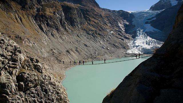האמיצים שיעזו יזכו לנוף הרי האלפים. גשר טריפט בשווייץ (צילום: Shutterstock) (צילום: Shutterstock)