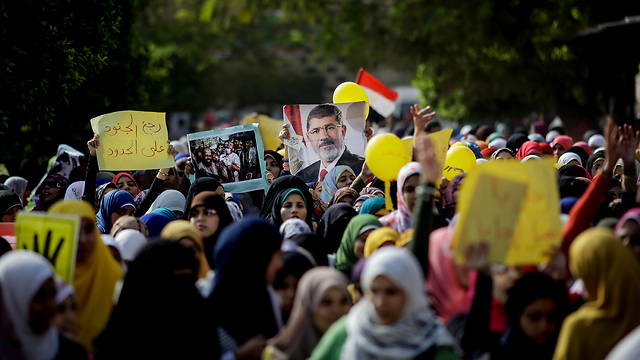 איימו להוציא מיליונים לרחובות. תומכי מורסי בקהיר (צילום: AP) (צילום: AP)