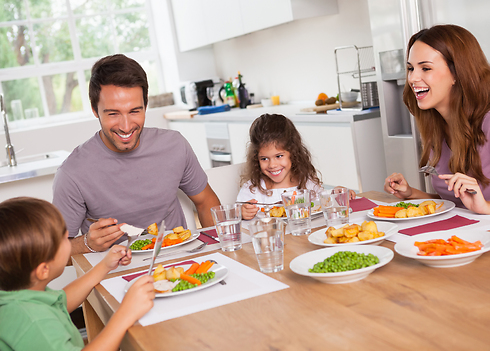 ארוחת ערב משפחתית היא זמן מצוין ליצירת שיח אמפתי ומבל (צילום: shutterstock) (צילום: shutterstock)