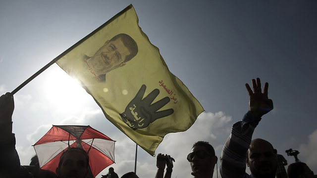 תומכי מורסי מפגינים בקהיר עם פתיחת משפטו, נובמבר 2013 (צילום: AFP) (צילום: AFP)