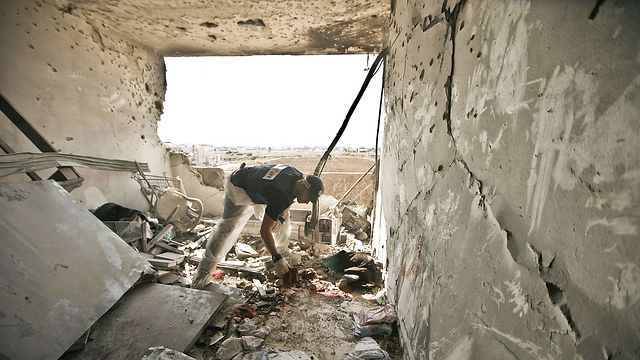 בניין מגוריו של אמסלם, לאחר פגיעת הגראד (צילום: AFP) (צילום: AFP)