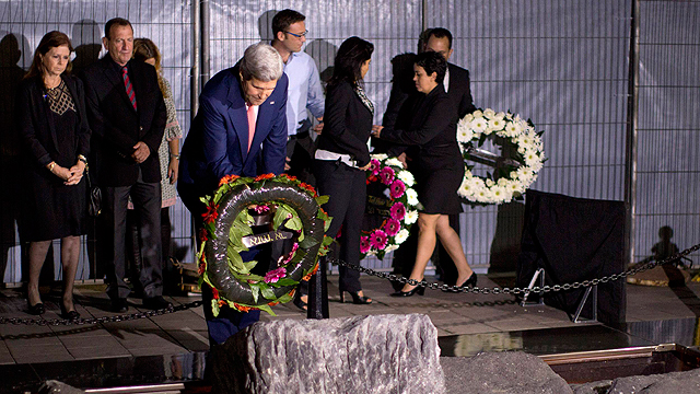 Kerry lays flowers on Rabin monument (Photo: Reuters)