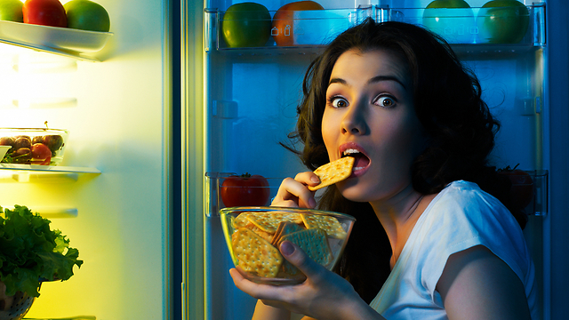 אל תתפתו לכל דיאטה שקיימת - זה עלול להיגמרבאכילה בלילה (צילום: shutterstock) (צילום: shutterstock)