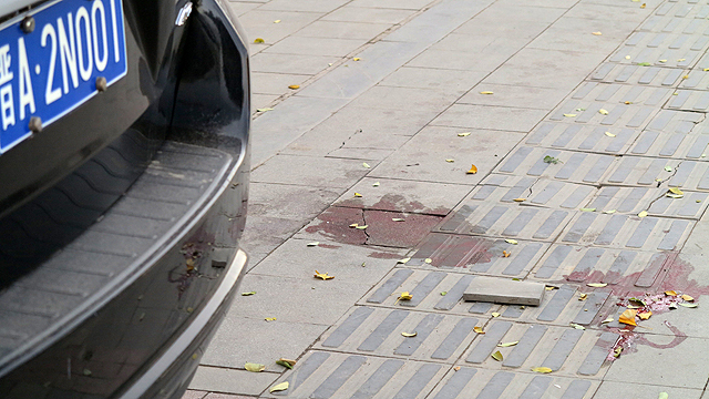 כתמי דם בזירת הפיצוצים בעיר טאי-יואן (צילום: AFP) (צילום: AFP)