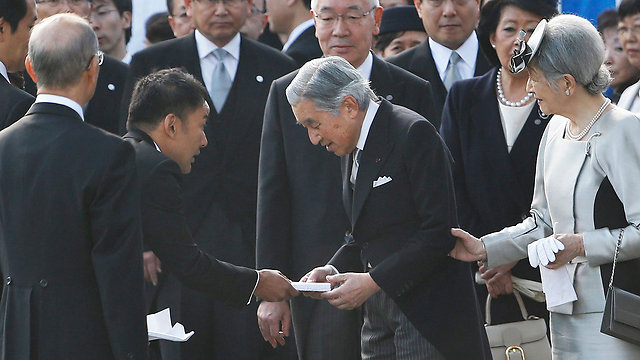 אשתו של הקיסר תועדה מושכת את ידו בזמן קבלת המכתב (צילום: AP) (צילום: AP)