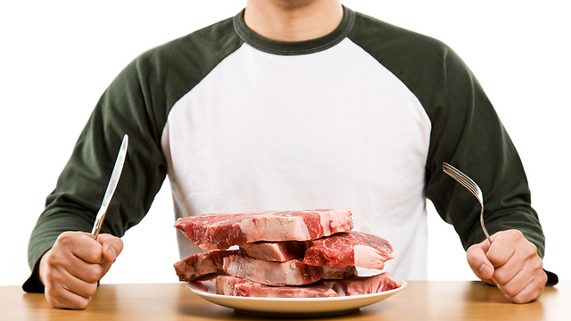 היזהרו מצריכת יתר של בשר, הוא עלול להכיל כמות גדולה של שומן (צילום: shutterstock) (צילום: shutterstock)