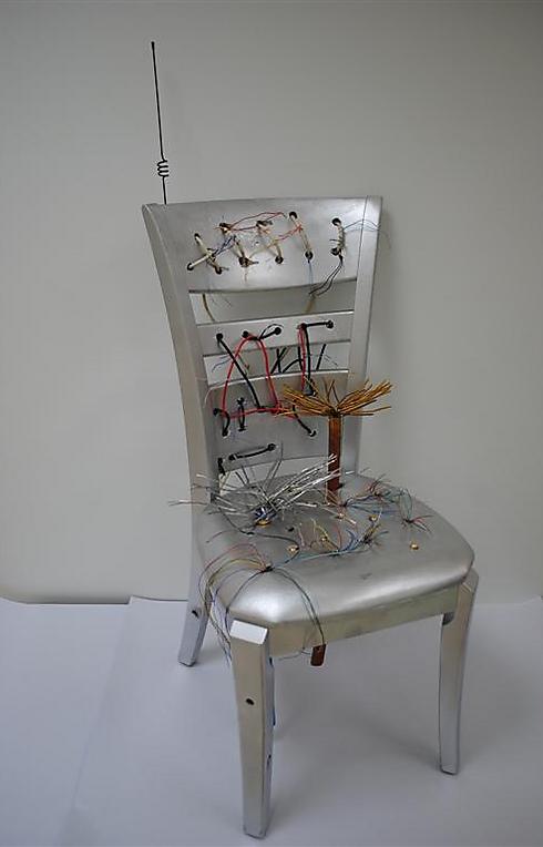 מתוך תערוכת הכסא שלי - עבודה משותפת של הילה אלפרט ואור רישפן - חיבורים (ר' פרטים על התערוכה בסוף הטור) (צילום: רויטל רובינשטיין) (צילום: רויטל רובינשטיין)