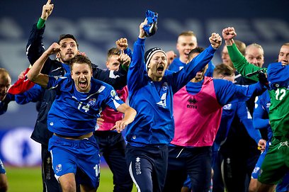 מרחק נגיעה מקסם. שחקני נבחרת איסלנד (צילום: רויטרס) (צילום: רויטרס)