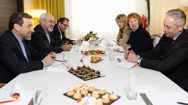 הפגישה שפתחה את השיחות: ארוחת בוקר בין אשטון למשלחת האיראנית (צילום: EPA) (צילום: EPA)
