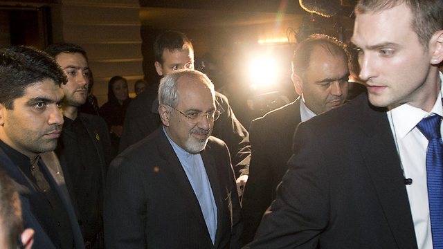 שר החוץ האיראני בסיום הפגישה הלילית  (צילום: AP) (צילום: AP)