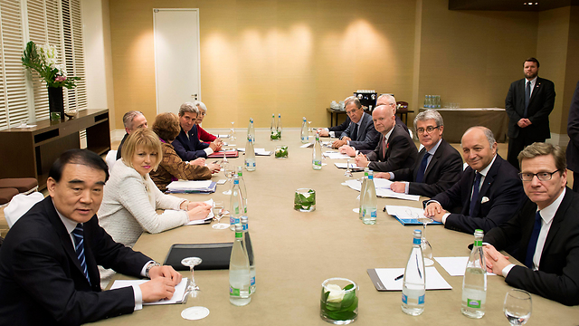 Negotiation teams in Geneva (Photo: AP)