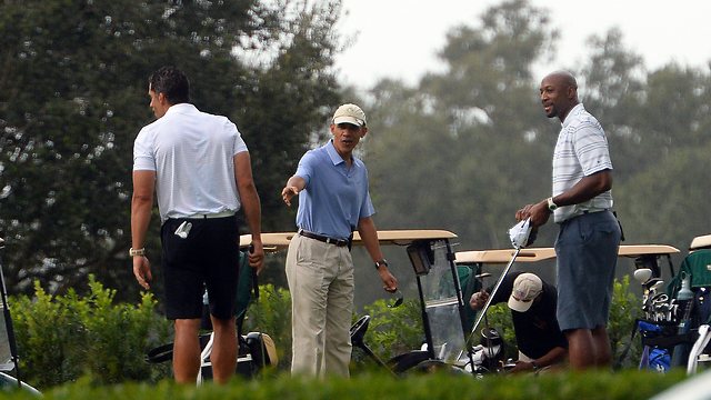 בשעות הקריטיות של המו"מ, אובמה על מגרש הגולף (צילום: AFP ) (צילום: AFP )