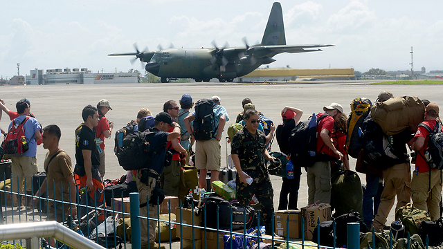 מחכים לפינוי בשדה תעופה מקומי (צילום: AFP) (צילום: AFP)