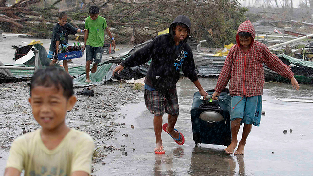 ניצולים באזור האסון בפיליפינים (צילום: AP) (צילום: AP)