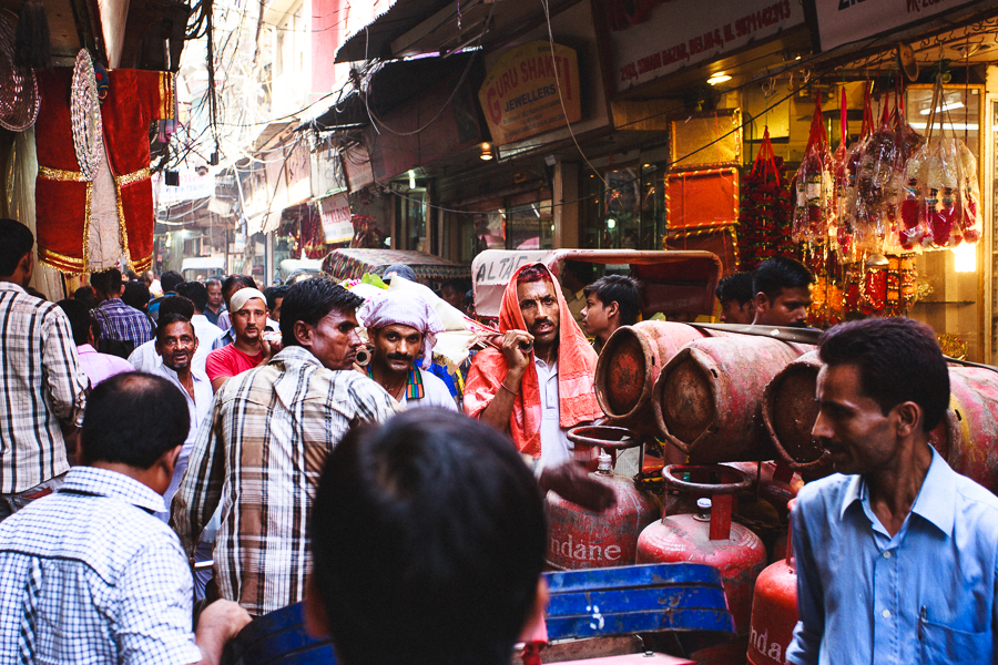 רחוב ממוצע בהודו: בלוני גז על אופניים, נהגי ריקשה ומסע הלוויה (צילום: אופיר אייב) (צילום: אופיר אייב)
