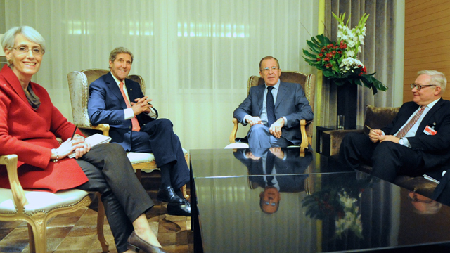 קרי עם שר החוץ לברוב וסגניתו וונדי שרמן (צילום: EPA) (צילום: EPA)