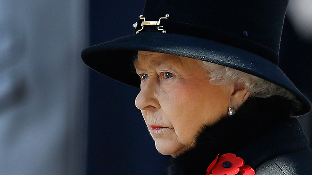 בלי כיבודים. המלכה אליזבת (צילום: AP) (צילום: AP)