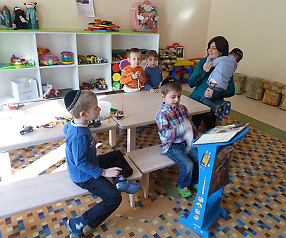 ילדי השליחים לומדים עם היתומים. הרבנית וולף בגן הילדים שבמוסד (צילום: לירון נגלר-כהן) (צילום: לירון נגלר-כהן)