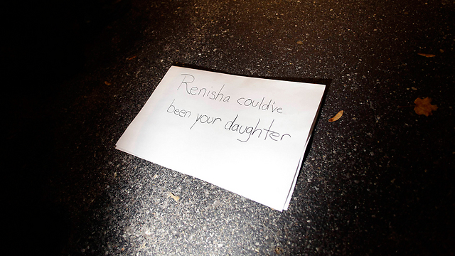 "רנישה הייתה יכולה להיות הבת שלך". כרזת מחאה על מדרכה (צילום: רויטרס) (צילום: רויטרס)