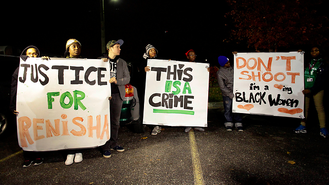 "צדק לרנישה". מפגינים למען הצעירה השחורה (צילום: רויטרס) (צילום: רויטרס)