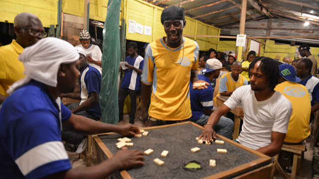 משחק שמושרש עמוק במרקם התרבותי של ג'מייקה. מועדון דומינו בקינגסטון (צילום: AP) (צילום: AP)