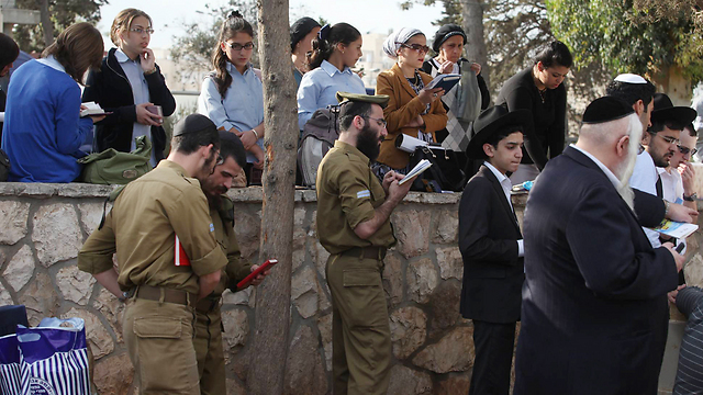 ביקור חיילים בקבר הרב יוסף (למצולמים אין קשר לכתבה) (צילום: גיל יוחנן) (צילום: גיל יוחנן)