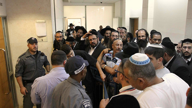 חסידיו של הרב בעת הדיון על מעצרו באולם של השופט מזרחי (צילום: עידו ארז) (צילום: עידו ארז)
