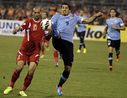 סוארס מנסה להגיע לכדור מול עאקל (צילום: AFP) (צילום: AFP)