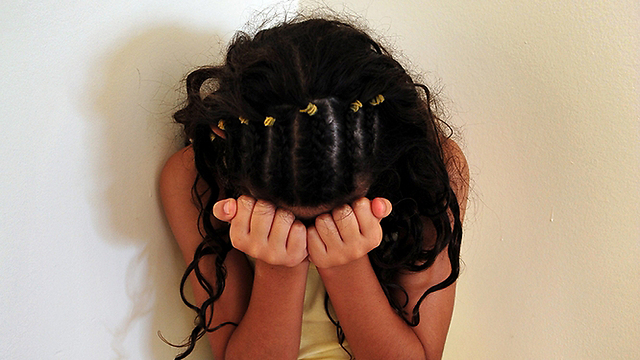 הילדה בכתה אך הנאשם התעלם מתחנוניה (צילום: shutterstock) (צילום: shutterstock)